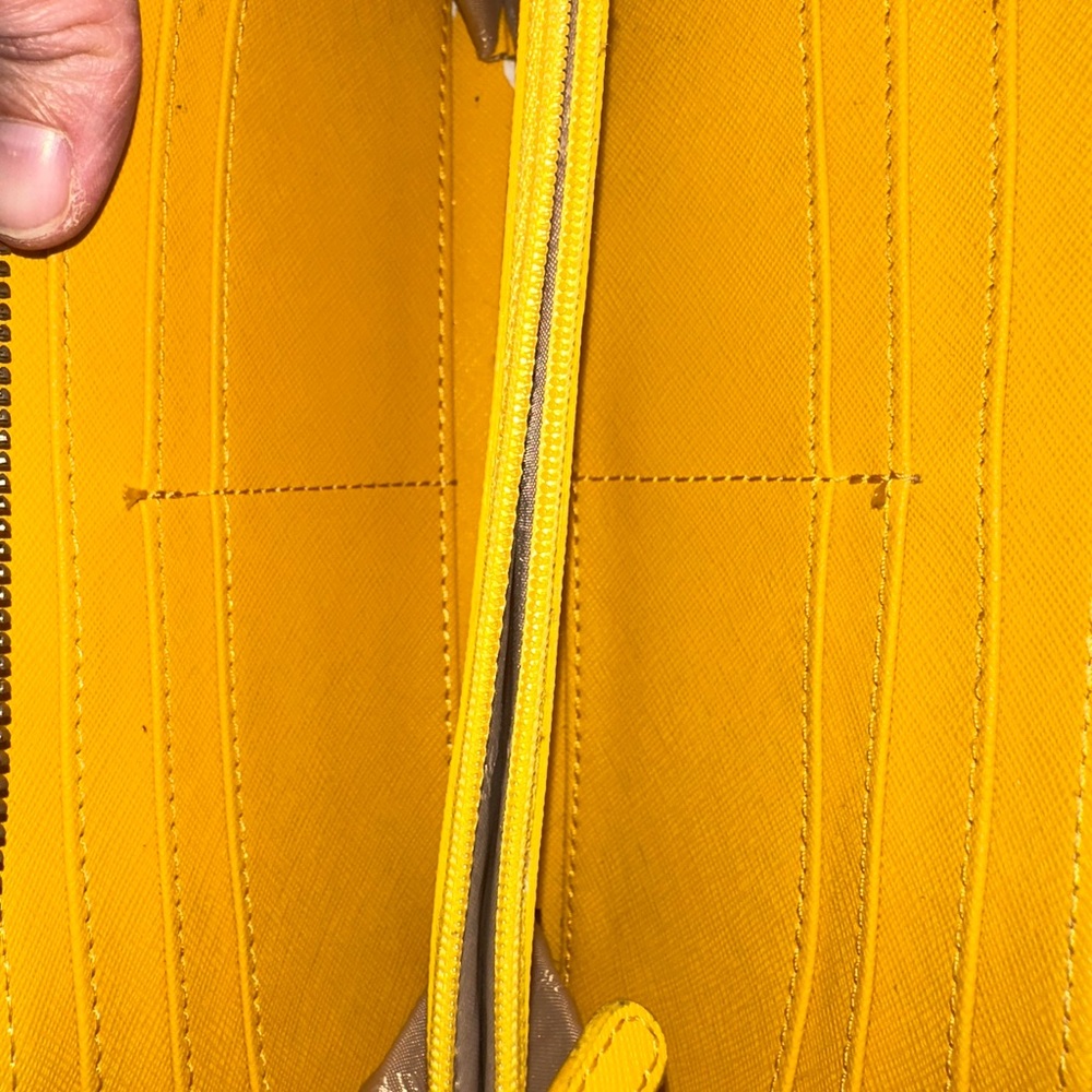 Calvin Klein‎ Vibrant Yellow Wallet - Picture 4 of 6
